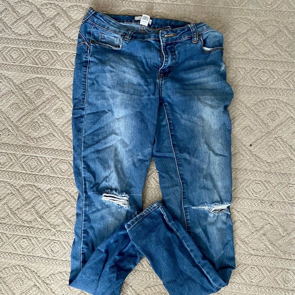 Like new curvy ripped jeans